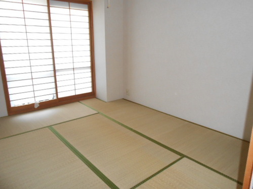 Entrance. There closet Japanese-style room about 6.0 tatami