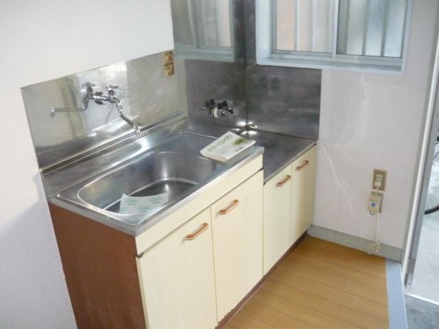 Kitchen. Two-burner gas stove can be used.