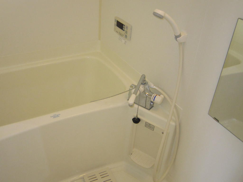 Bath. Natural daylight with window ・ ventilation! Automatic hot water Upholstery & with additional heating function! 