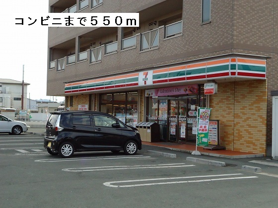 Convenience store. 550m to Seven-Eleven (convenience store)