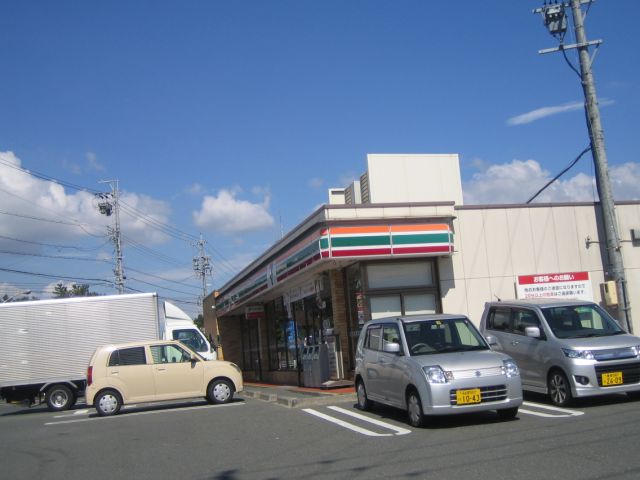 Convenience store. 610m to Seven-Eleven (convenience store)