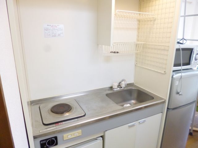 Kitchen. With electric stove. 