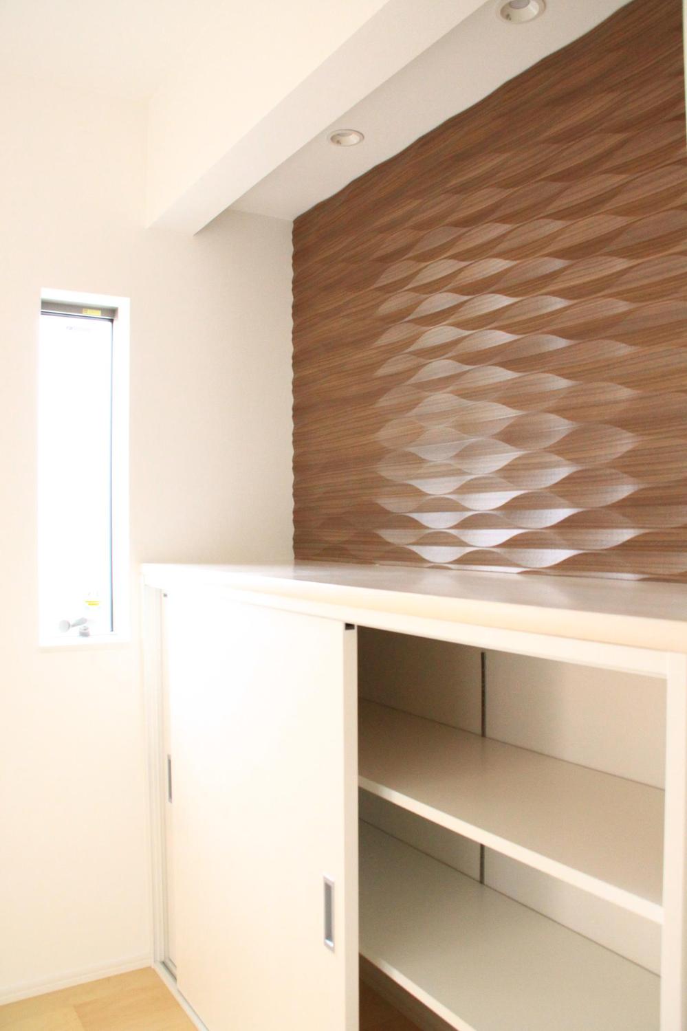 Entrance. Opening the front door of the door when the grain wallpaper of big impact. Storage is also rich in design and usability preeminent.