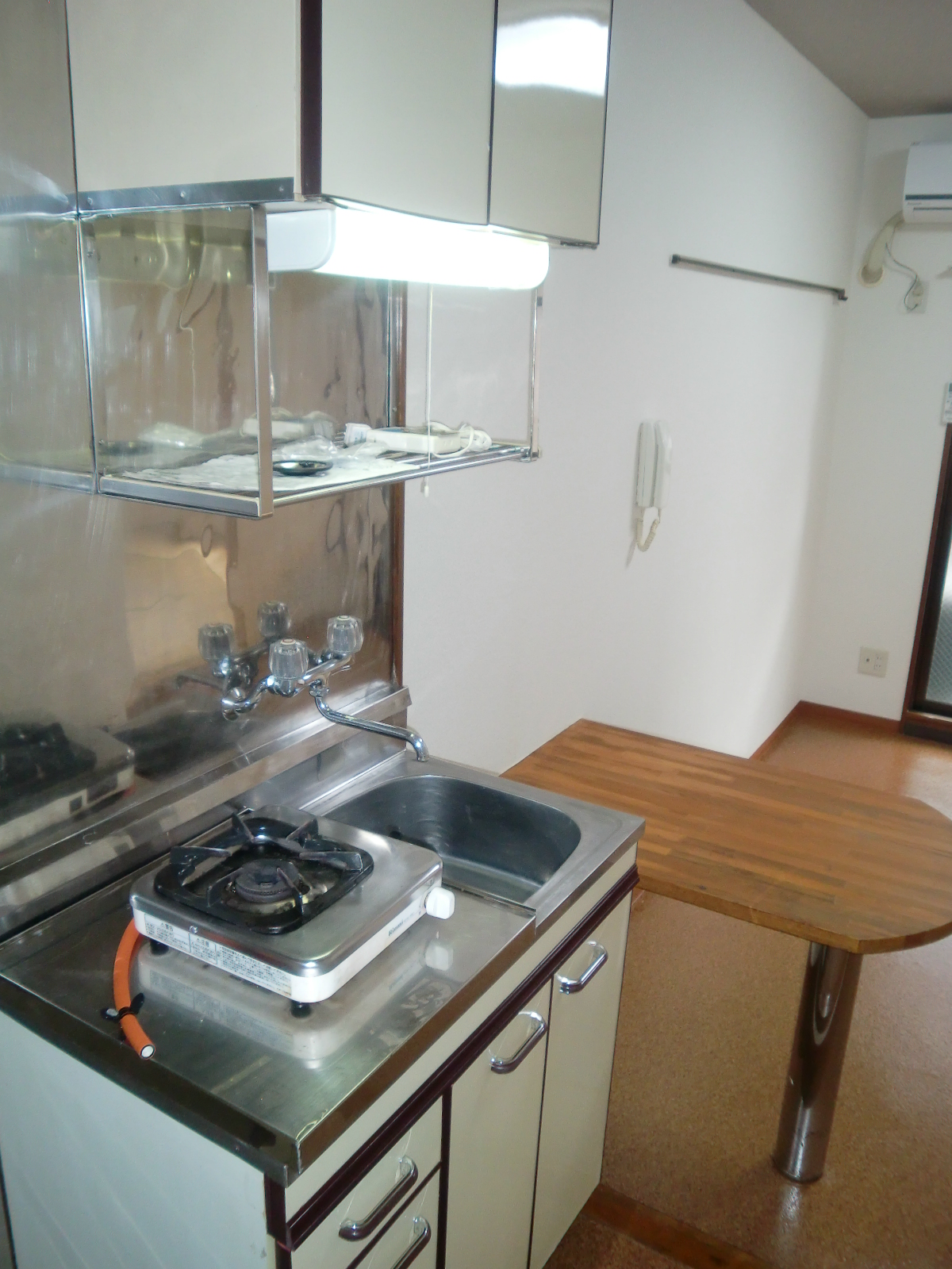 Kitchen. Gas stove can be installed