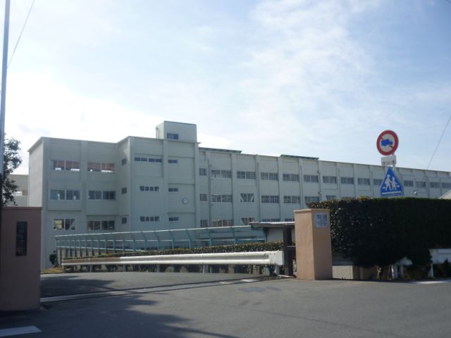 Junior high school. 1300m to municipal Takashi stand junior high school (junior high school)