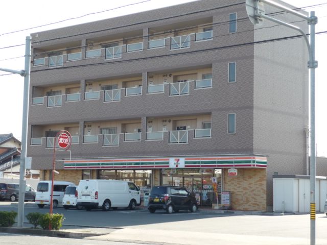 Convenience store. 610m to Seven-Eleven (convenience store)