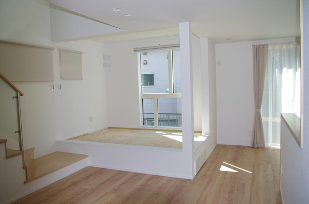 Living. Tatami corner of the floor-lifting that is adjacent to the living room, Or sat or purr, It is the communication space of the family.