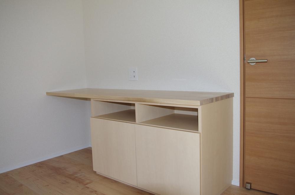 Other introspection. At the entrance next to the bedroom there is with storage of the counter. It is also useful as a study instead of husband.