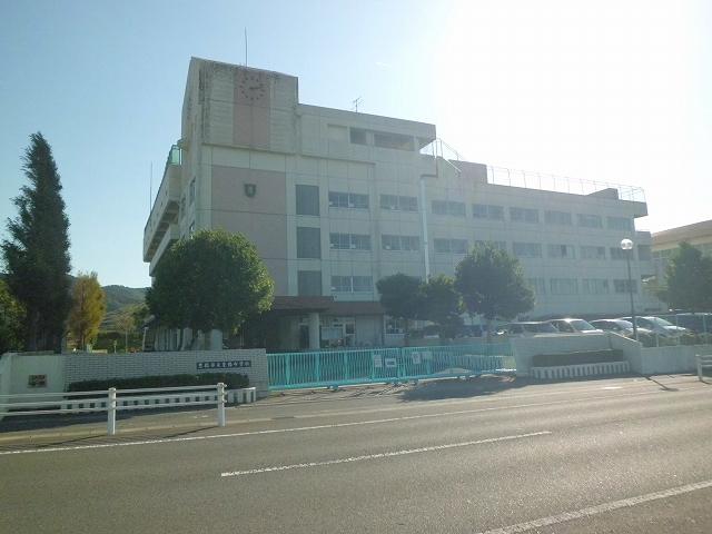 Junior high school. 750m to Toyohashi Municipal Toyo Junior High School