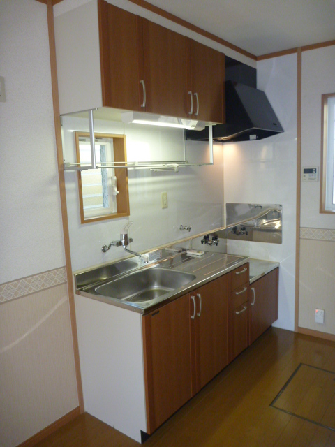 Kitchen. Easy kitchen-to-use with a small window