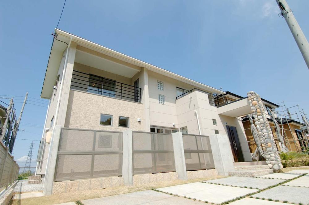 Local appearance photo. Dynamic appearance is enough to accent.