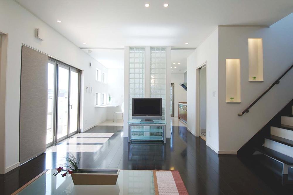 Living. Living large space. Dining and Japanese-style is also very easy-to-use space ties.