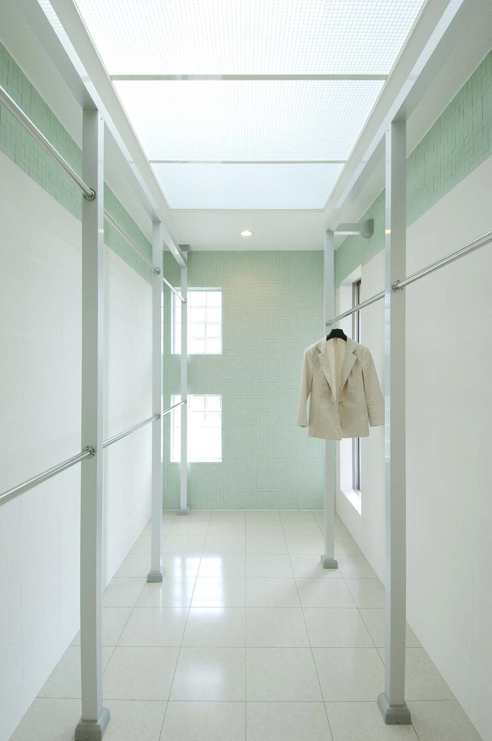 Other introspection. Glad laundry room is in the double-income of the husband and wife. Do the day or cloudy day rain to go out to dry in this room.