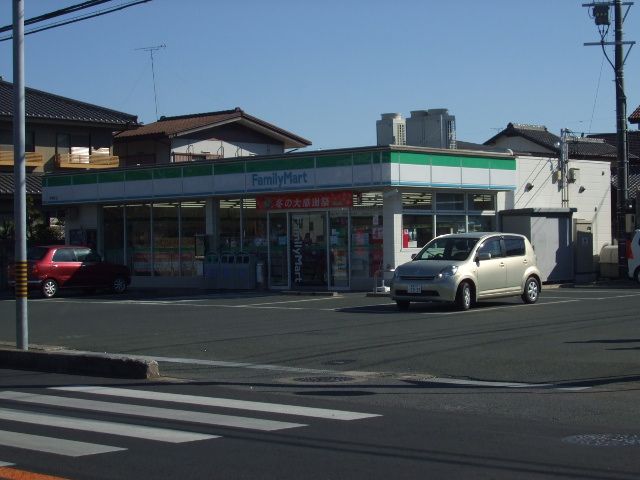 Convenience store. 460m to Family Mart (convenience store)