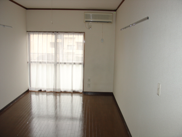 Living and room. The walls are equipped with picture rails