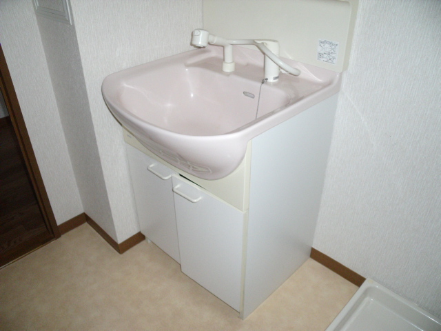 Washroom. Shampoo dresser with ☆ 