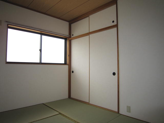 Other room space. Winter warm summer cool tatami rooms