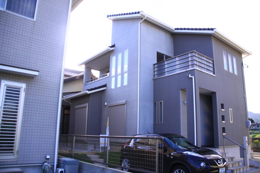 Local appearance photo. Simple modern cool appearance. 