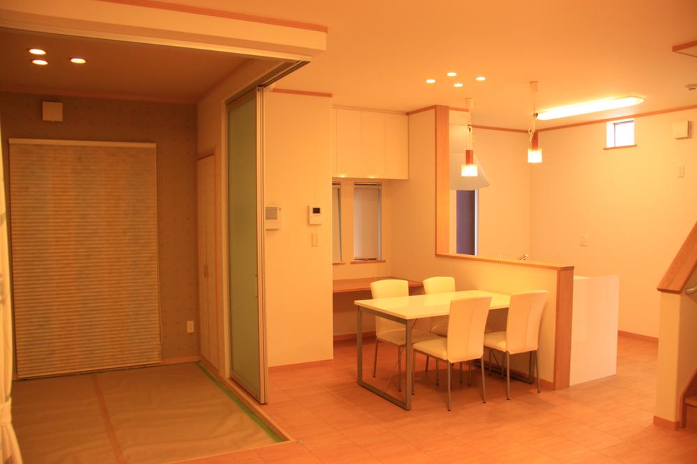 Living. Dining and Japanese-style room in front of the face-to-face kitchen, In addition is the LDK there spread to the living room. 