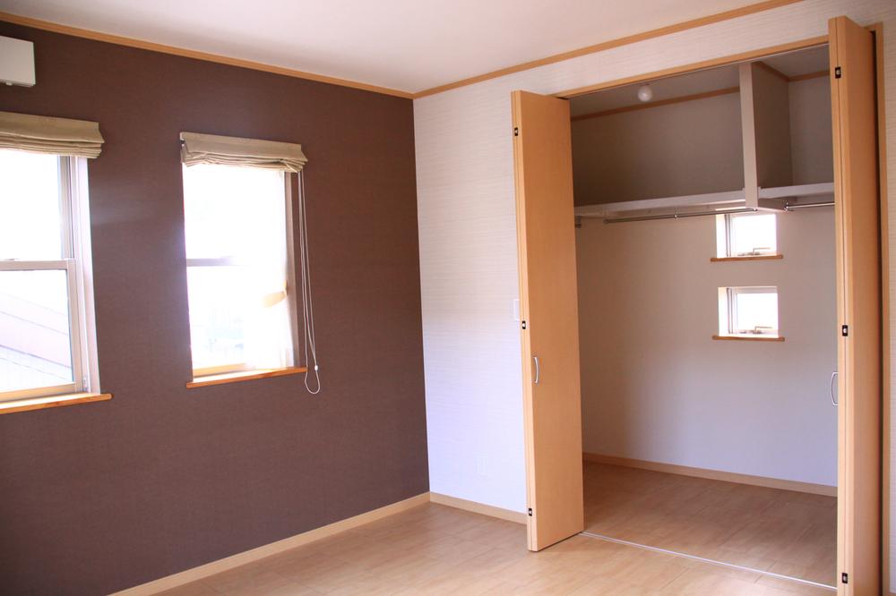 Non-living room. WIC of 3 pledge is in the bedroom. Only the west side of the wall instead of attaching the cross has become the accent. 