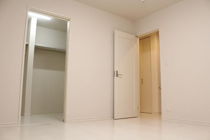 Non-living room. It will be Western-style. 