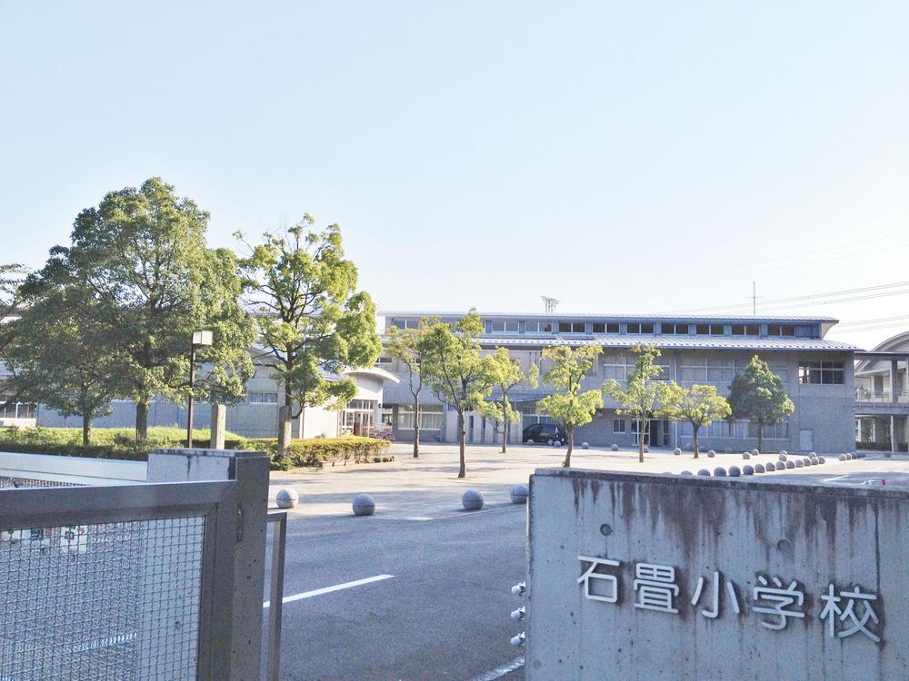 Primary school. 1140m to the cobbled elementary school