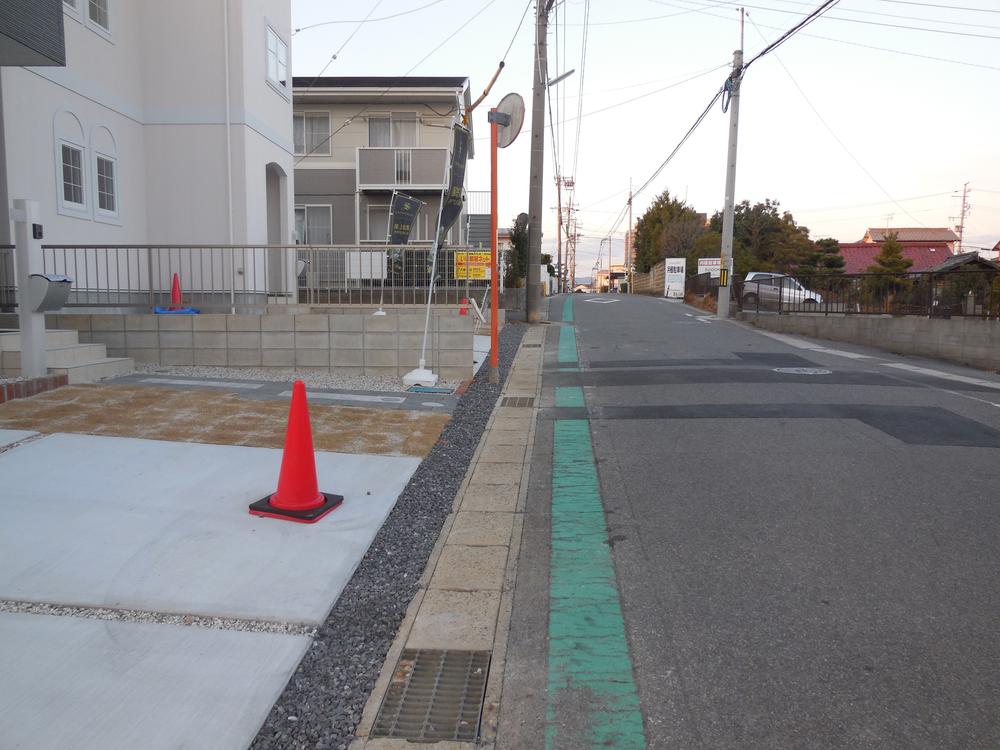 Local photos, including front road. Front road width 5m! Happy to parking