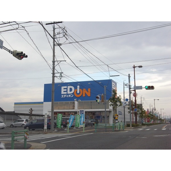 Home center. Eiden Misato Toyota store up (home improvement) 682m
