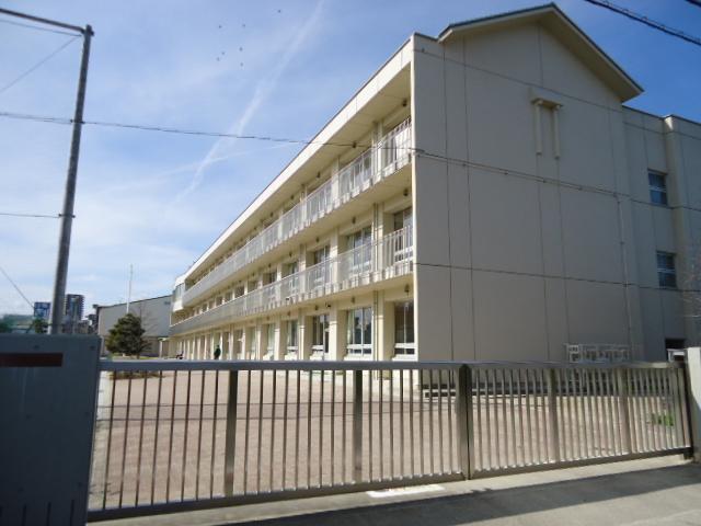 Primary school. Toyota Municipal Motoshiro 800m up to elementary school