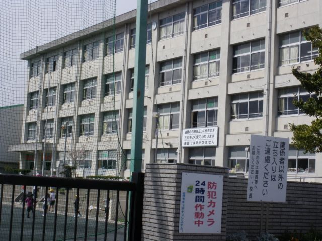 Primary school. Municipal uptown until the elementary school (elementary school) 1100m