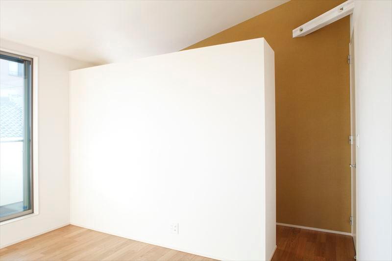 Non-living room. Building B Master Bedroom Open bedroom of gradient ceiling Ashiraimashita WIC other side of the wall in the accent Cross. 