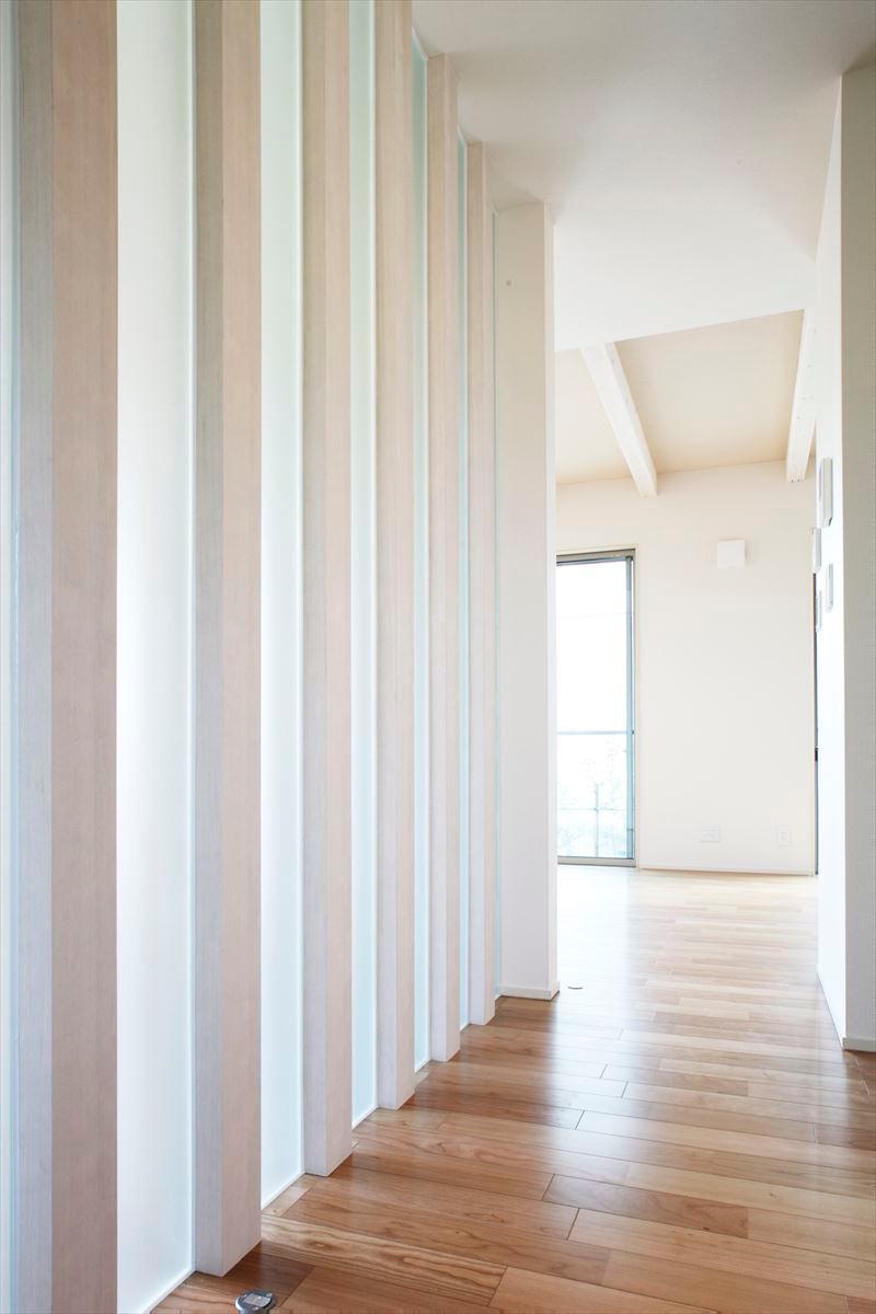 It directed the short wall in the cosmetic pillar + front glass entered the building B first floor hallway entrance hall, Designed to feel the signs when the family came back. . Building B 1 Kairoka