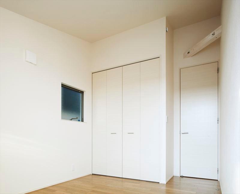 Non-living room. Building B Western-style This Western-style also has a ceiling height with a gradient ceiling, You can feel the breadth. 