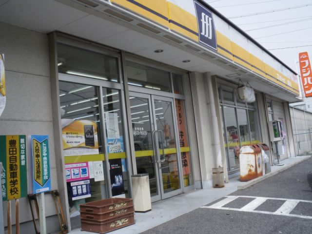 Convenience store. 40m to Fuji family shop (convenience store)