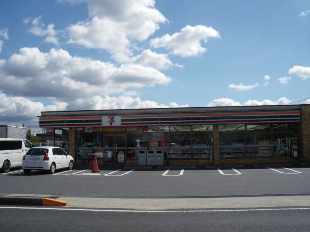 Convenience store. 470m to Seven-Eleven (convenience store)