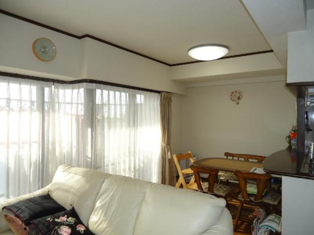 Living. Spacious about 15 Pledge of living dining kitchen feel the bright sunshine and Sansan, Please refer to the approximately 6 Pledge of Japanese-style room that leads to the living room.