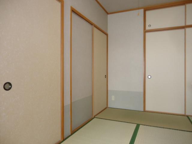 Non-living room. About 6 Pledge of interior renovated to connect with living [tatami mat replacement, Please refer to the Japanese-style sliding door re-covering].