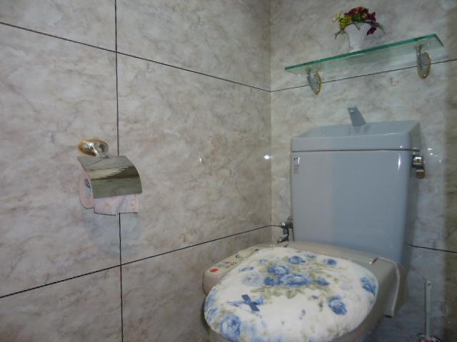 Toilet. Interior renovation [toilet seat exchange, Replace the crossover to stylish water board, Please refer to the marked with toilet floor cushion floor re-covered, etc.] have been of the storage shelf.