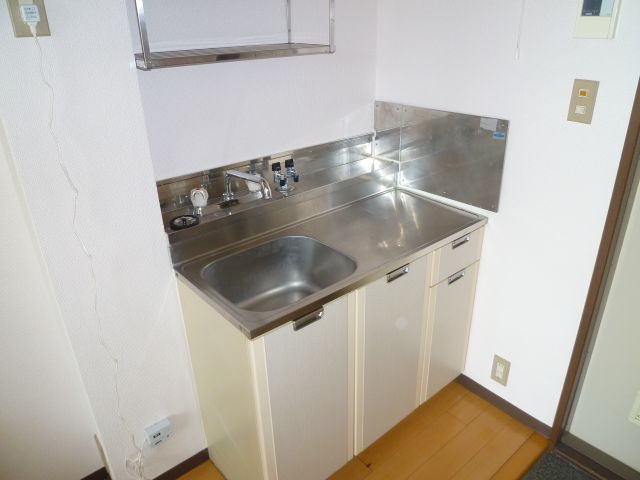 Kitchen. Gas stove can be installed.