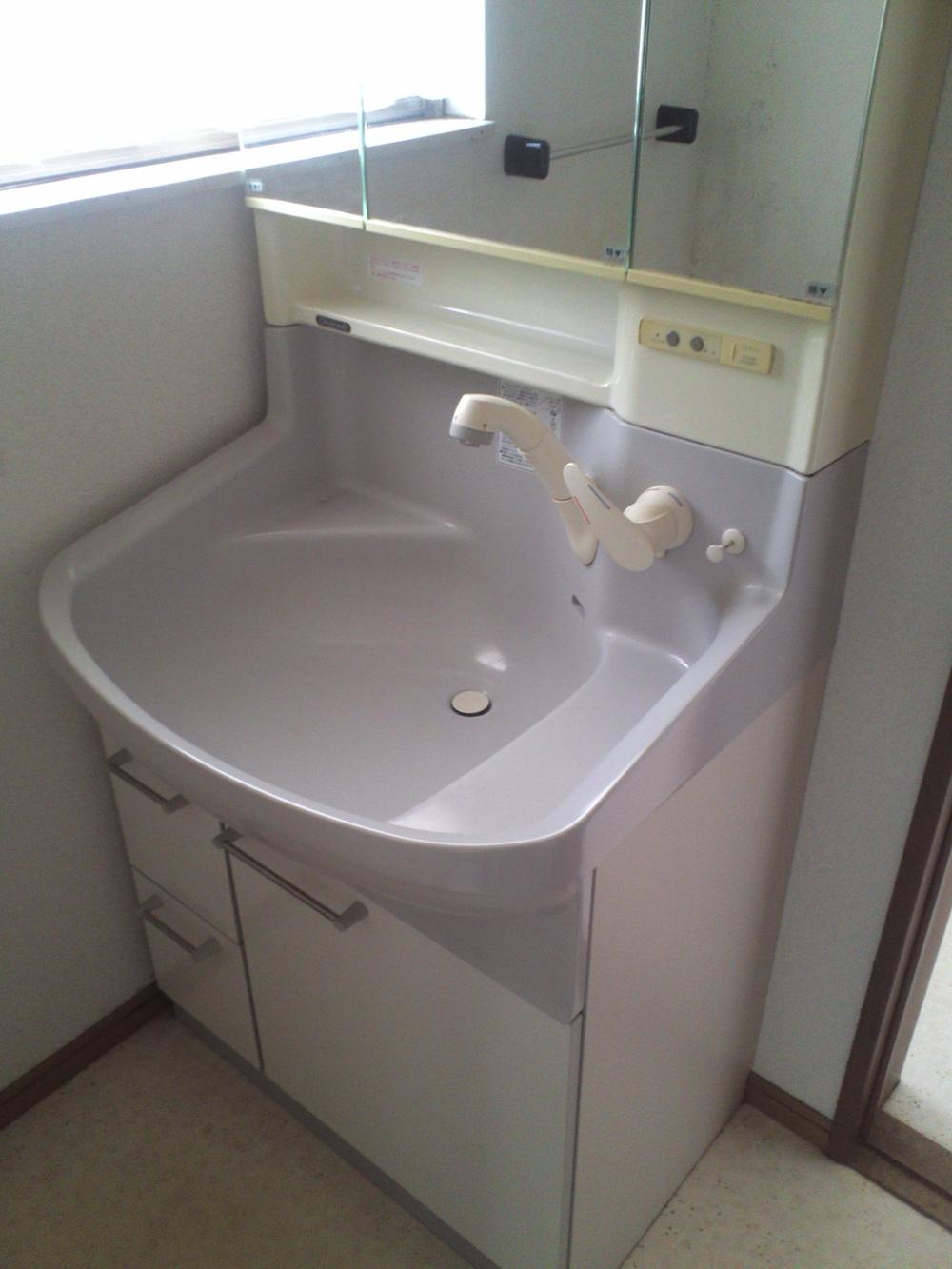 Wash basin, toilet. First floor basin