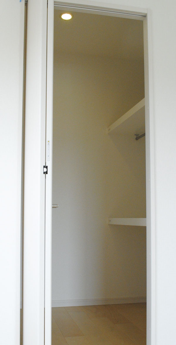 Receipt.  [Walk-in closet] Ease of use and large capacity is the storage space of charm (C ・ Cg ・ D ・ Dg ・ E ・ Eg type same specifications)