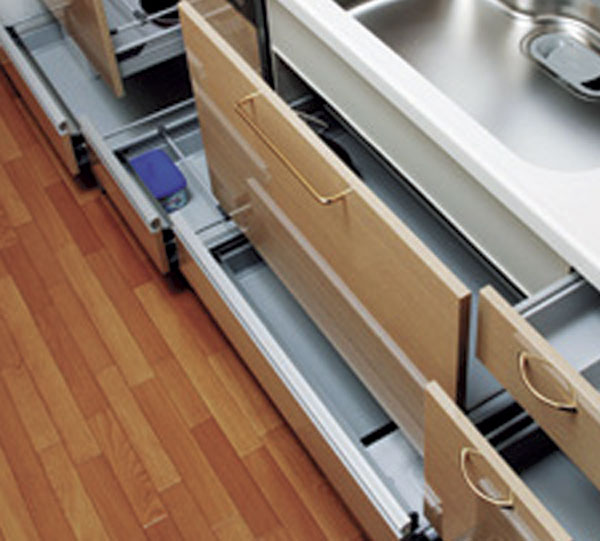 Kitchen.  [Floor container] Improve the storage capacity to take advantage until the kitchen pedestal part. Adopt a full extension rails cabinet has a great slide to the front. It has extended usability (same specifications)