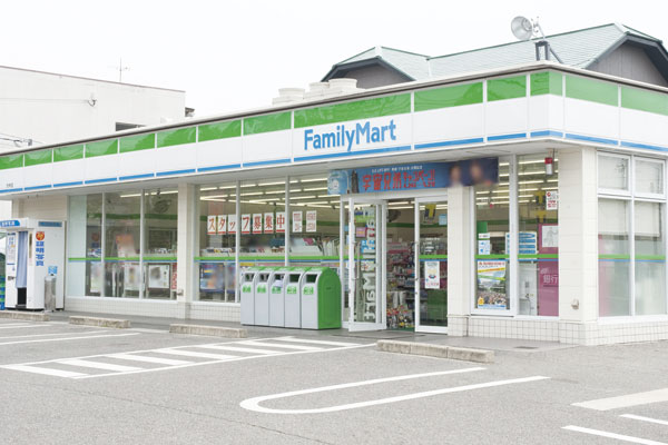 Surrounding environment. FamilyMart Obayashi shop (2-minute walk ・ About 140m)