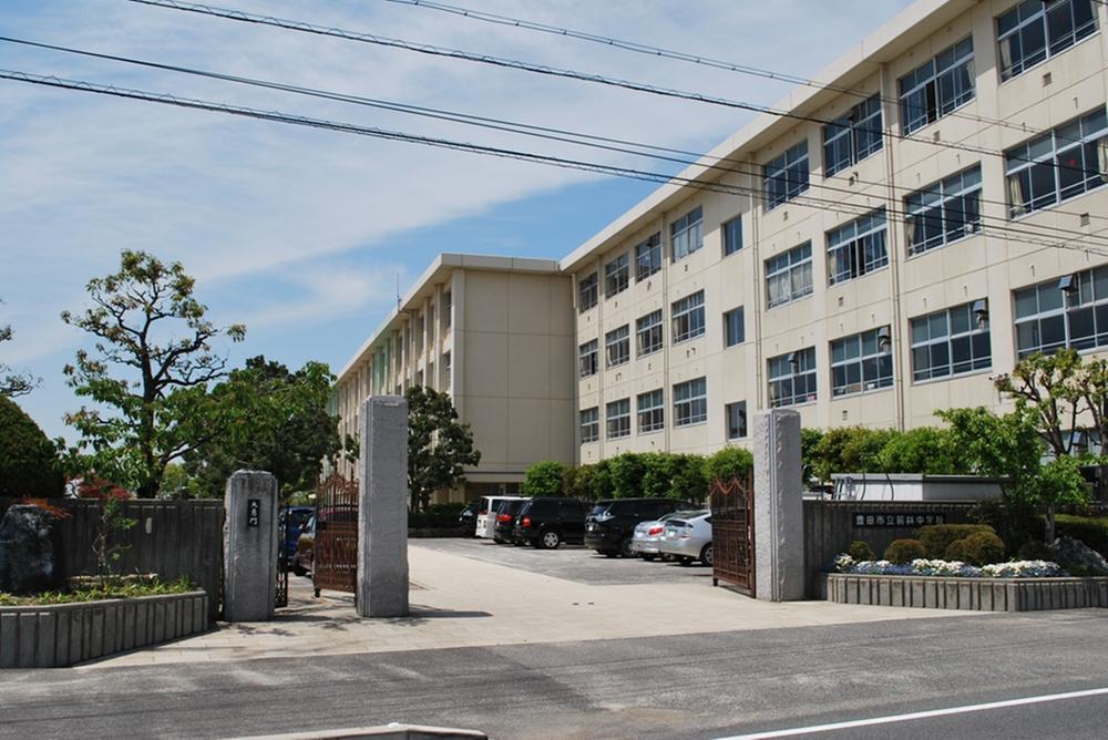 Junior high school. 2165m until the Toyota Municipal Maebayashi junior high school