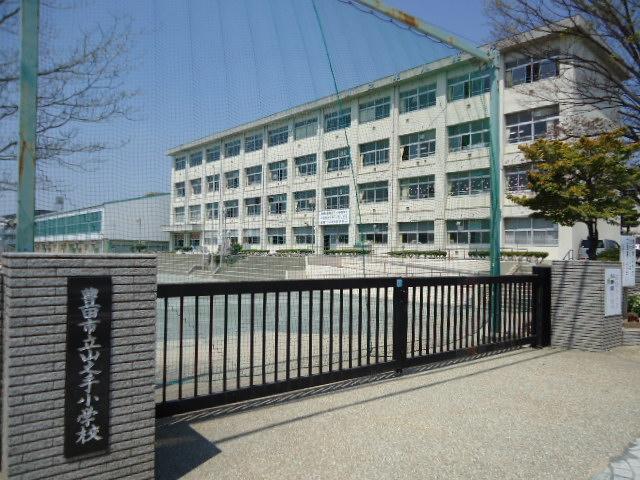 Primary school. 790m until the Toyota Municipal uptown Elementary School