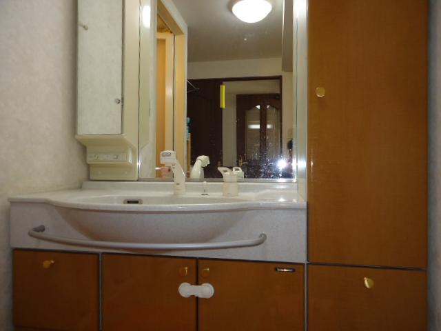 Wash basin, toilet. Spacious wash basin was with storage ・ Please refer to the wash room [with health meter storage space].
