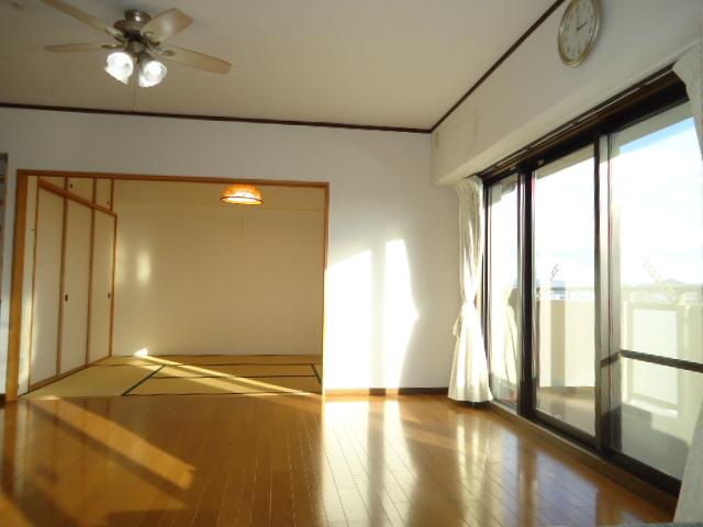 Living. Please refer to the spacious about 18.2 Pledge living dining kitchen of frontage 8.75m feel Sansan the bright sunshine. Widely available by connecting with about 6 quires of Japanese-style room.