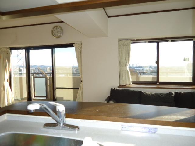 Kitchen. Large living dining from about 3.7 Pledge of face-to-face system Kitchen, Since it overlooks the Japanese-style room, Expression of children ・ How is the peace of mind to understand. I also like the view that looks through the window.