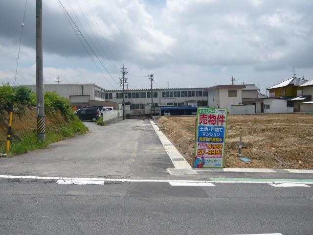 Local photos, including front road. In front road is about 6m, It is easy also served ☆