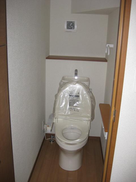 Toilet. Indoor (11 May 2013) Shooting